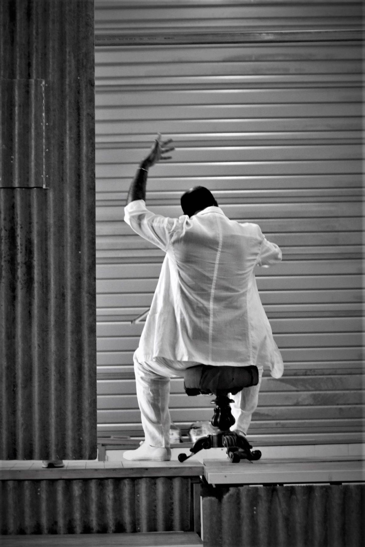 photo de répétition, le chef d'orchestre assi de dos