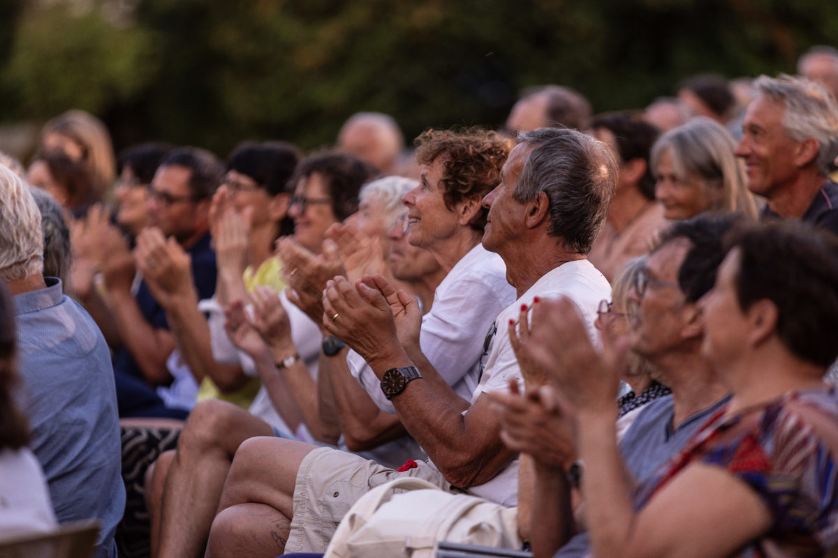 Photo du public qui applaudit